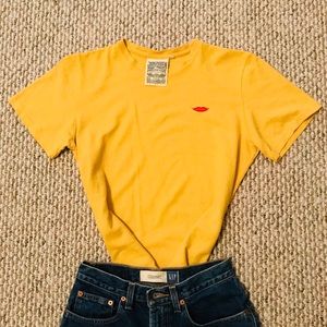 Lips yellow tee